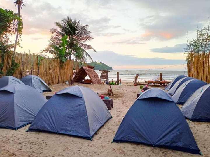 Bucana Kamp Payapa Beachfront 爱妮岛 外观 照片